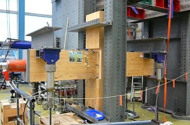 Träger-Stützen-Knotenanschluss aus Brettschichtholz mit lokaler Verstärkung aus Hartholz 